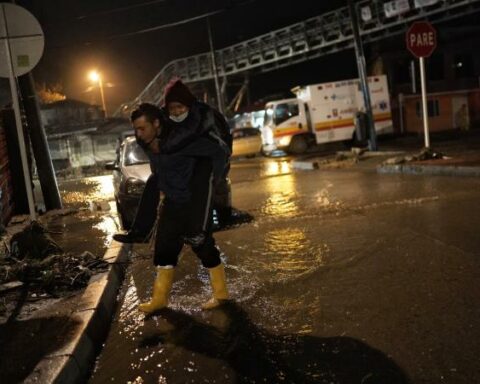 Why does the wave of rains replicate year after year in Colombia?