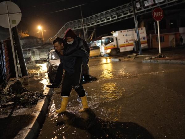 Why does the wave of rains replicate year after year in Colombia?