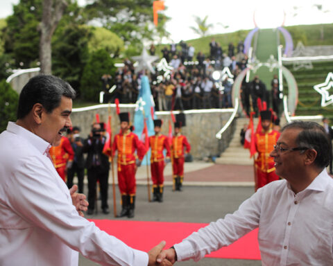 Why is Petro's proposal to withdraw the reward requested by Maduro controversial?