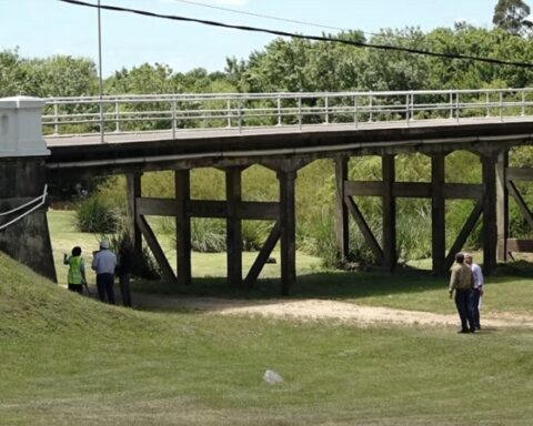 With more than 90 years, the San Carlos Bridge is in good condition