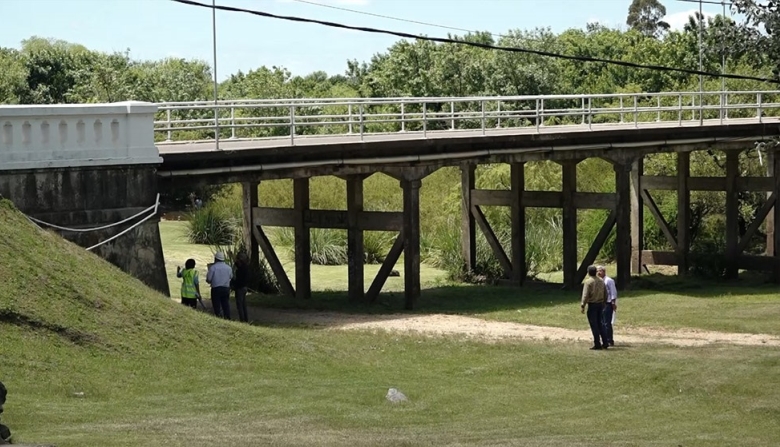 With more than 90 years, the San Carlos Bridge is in good condition