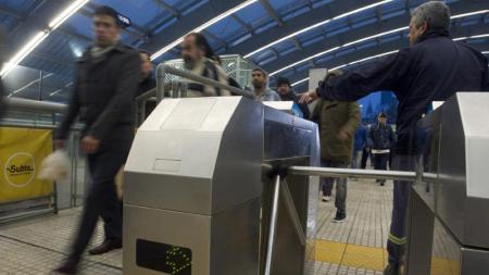 With the release of turnstiles and unemployment in the A, the claim for two francs in the subway continues