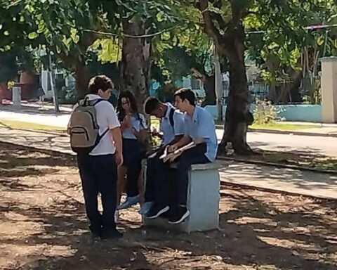 With uniforms donated by China and without textbooks, this is how the school year begins in Cuba