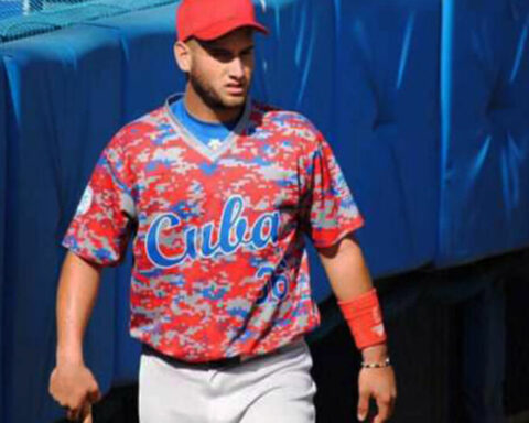 A Cuban baseball player suspended for life will continue his career in the Dominican Republic