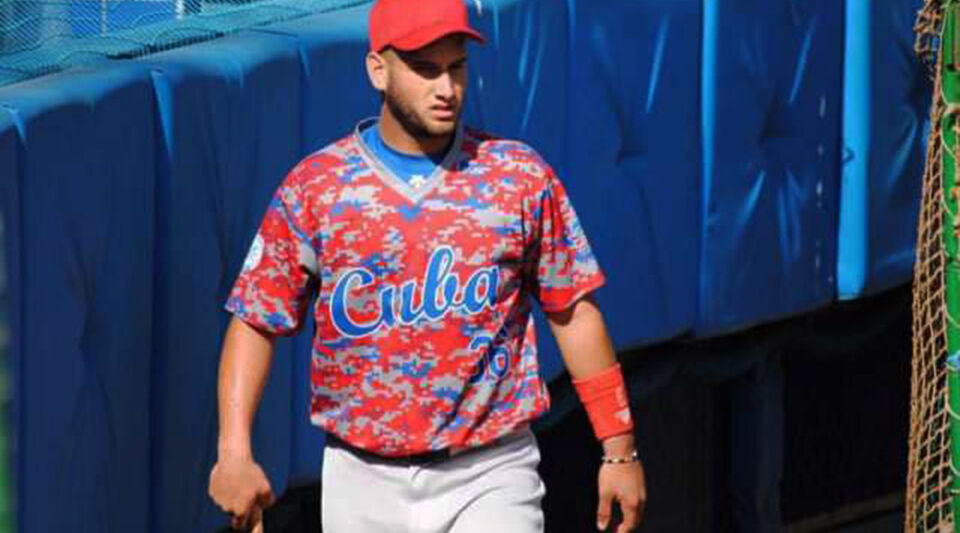 A Cuban baseball player suspended for life will continue his career in the Dominican Republic