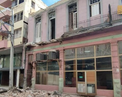 A balcony collapses in the central Neptuno street in Havana