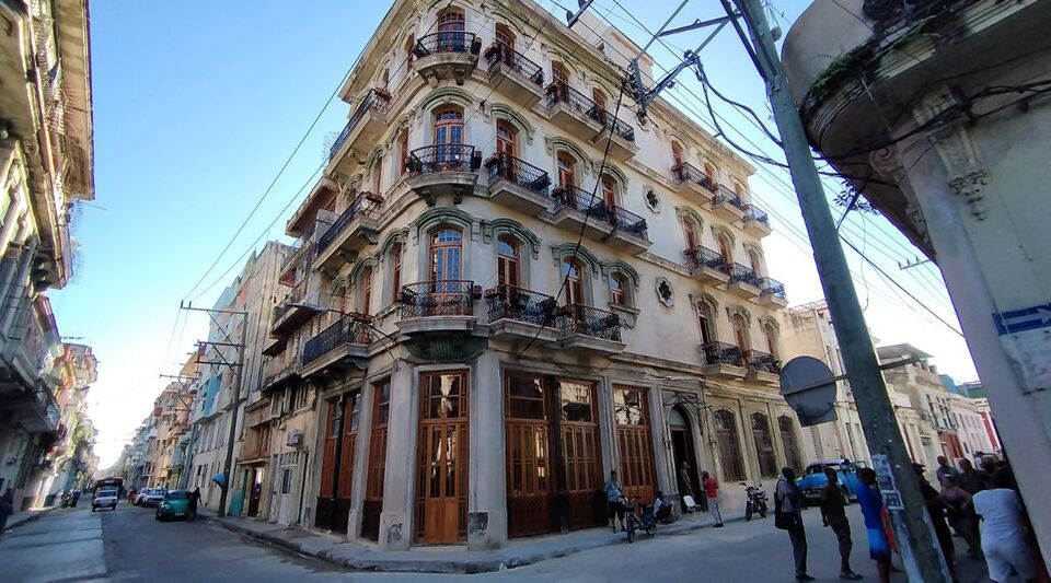 A hotel with an unknown owner and rates of up to 1,000 dollars a night opens in Centro Habana