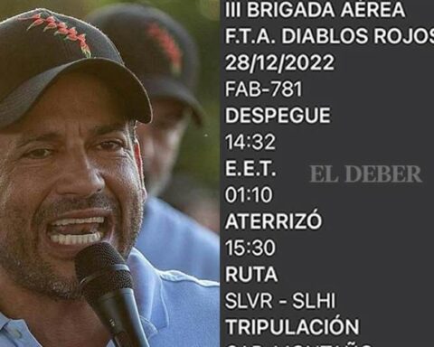 A super puma from the Red Devils, in "support to the Ministry of Government", left the Viru Viru towards Chimoré