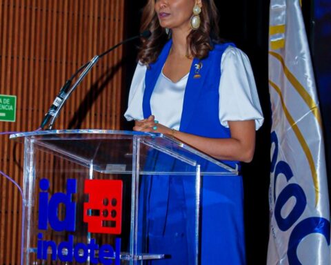 ADOCOC reconoce comunicadora Lissette Selman en cierre Semana Comunicación Cristiana