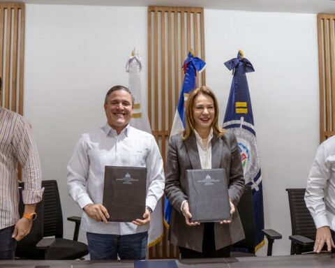 APORDOM y Ministerio de Cultura firman acuerdos para integrar iniciativa cultural en los puertos