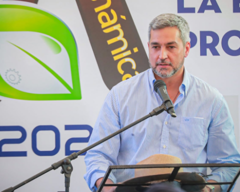 Abdo celebrates a statement from the ministers of the Court