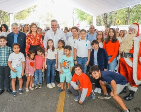 Abinader and Raquel Peña share with neighbors of the Santiago Presidential House