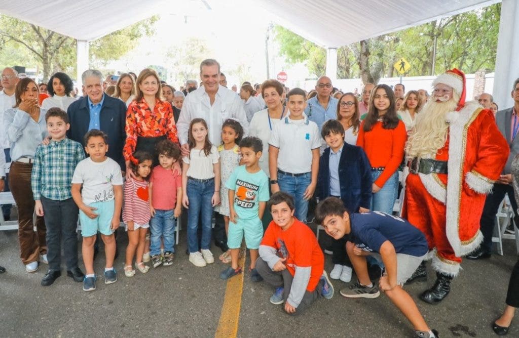 Abinader and Raquel Peña share with neighbors of the Santiago Presidential House