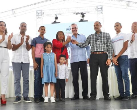 Abinader entrega 144 apartamentos de Familia Feliz