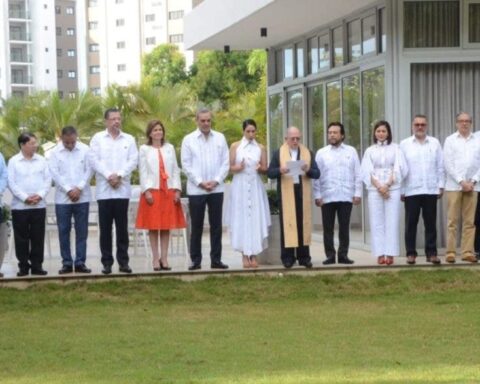 President Luis Abinader, his wife Raquel Arbaje;  Vice President Raquel Peña, led this morning together with the Sica delegations, the blessing of the presidential house, located on José María Serrat street, in Santiago.  alex reynoso