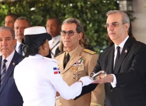 Fuerza Aérea gradúa a 29 cadetes; presidente encabeza el acto