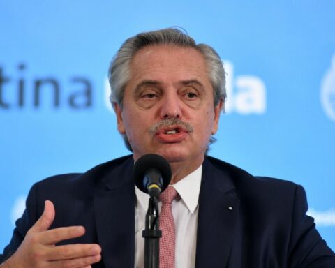 Alberto Fernández awards prizes to researchers