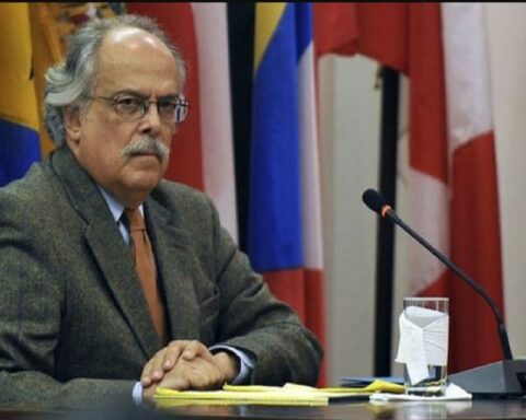 Allan Brewer Carías warns that it is unconstitutional for the AN 2015 to remove the interim