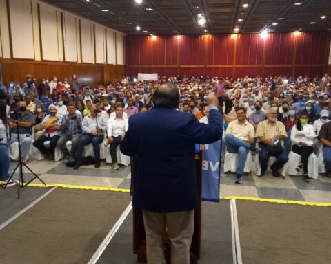 Andrés Velásquez presented his government proposal as a primary candidate