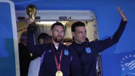 Argentina arrived in the country with the World Cup and was received by a crowd