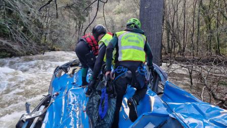 At least six dead when a bus fell into a river in Galicia