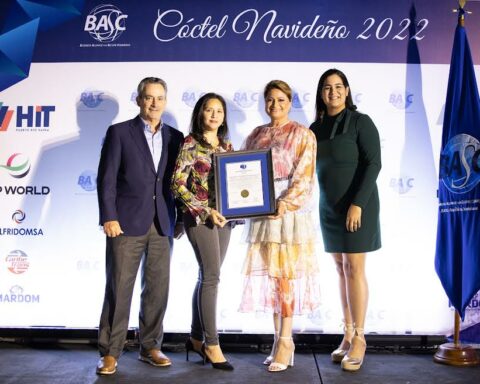 El vicepresidente ejecutivo de la Cámara Americana de Comercio, William Malamud, entrega la certificación BASC a la empresa Alfridomsa, la cual fue recibida por Saina Rodríguez, Gina Victoriano y Claudia Gutiérrez