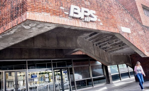 BPS opened a call for 500 administrative assistants with nominal salaries of $52,000