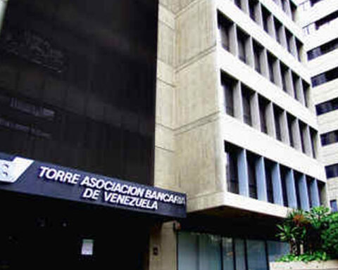 Banking recommends making rules for credit delivery in bolivars and foreign currency more flexible