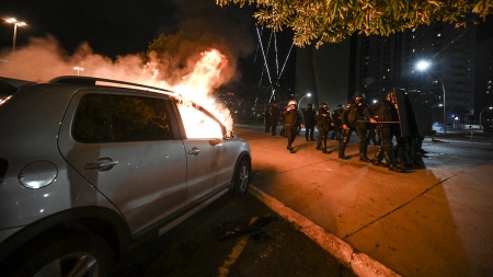 Bolsonaro groups tried to invade a police headquarters and burned vehicles in Brasilia