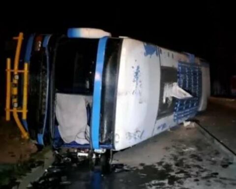 Bus returning from Copacabana overturns and leaves 13 people injured in La Paz