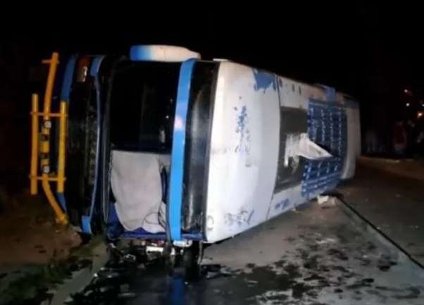 Bus returning from Copacabana overturns and leaves 13 people injured in La Paz