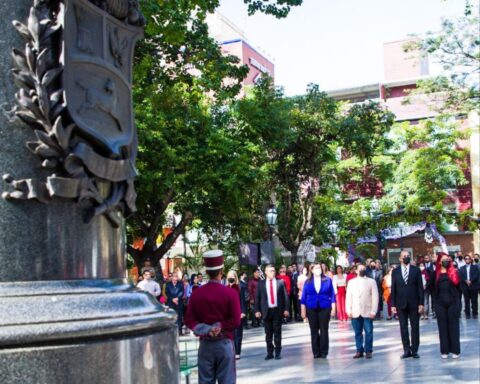 Caracas commemorates the immortality of Bolívar's legacy and thought