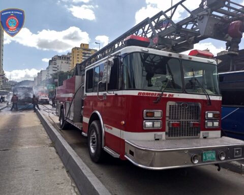 Caracas firefighters put out a fire registered in the Santa Rosalía parish