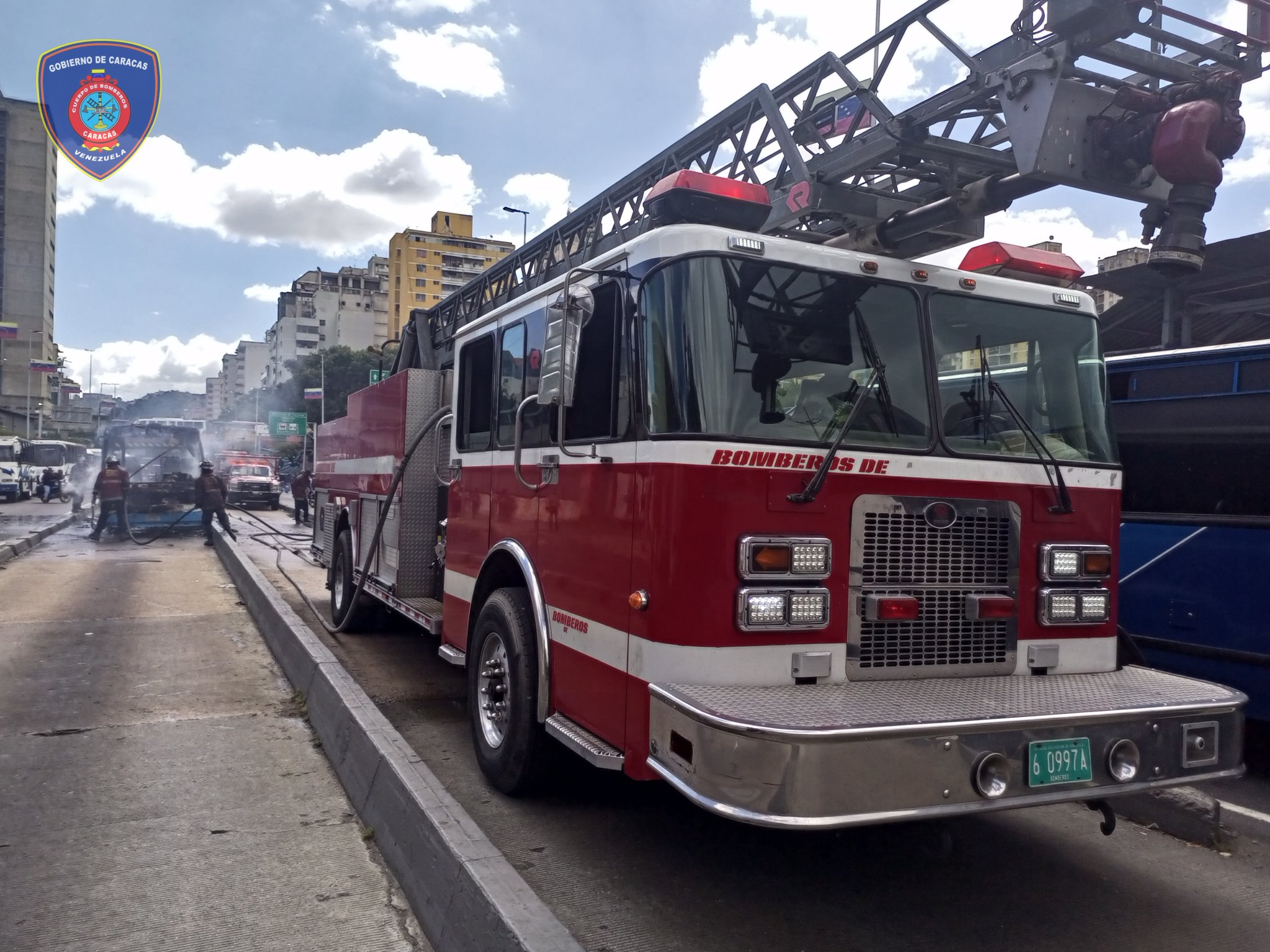 Caracas firefighters put out a fire registered in the Santa Rosalía parish