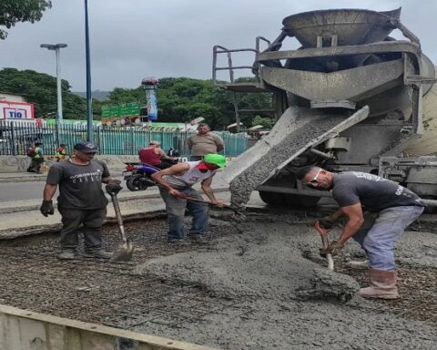 Escuadrón Caza Hueco de Caracas repara la avenida Principal de Propatria