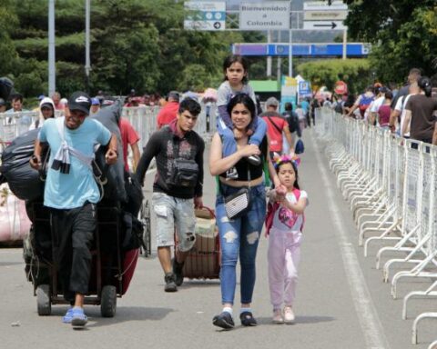 Colombia and Venezuela fully open border crossing on January 1