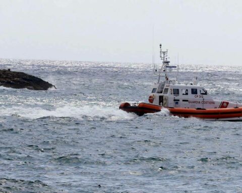 Colombian Navy begins search for 11 Venezuelan migrants who disappeared at sea