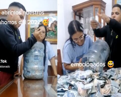 Colombian couple saved all year in a bottle and when they opened it they took out a million