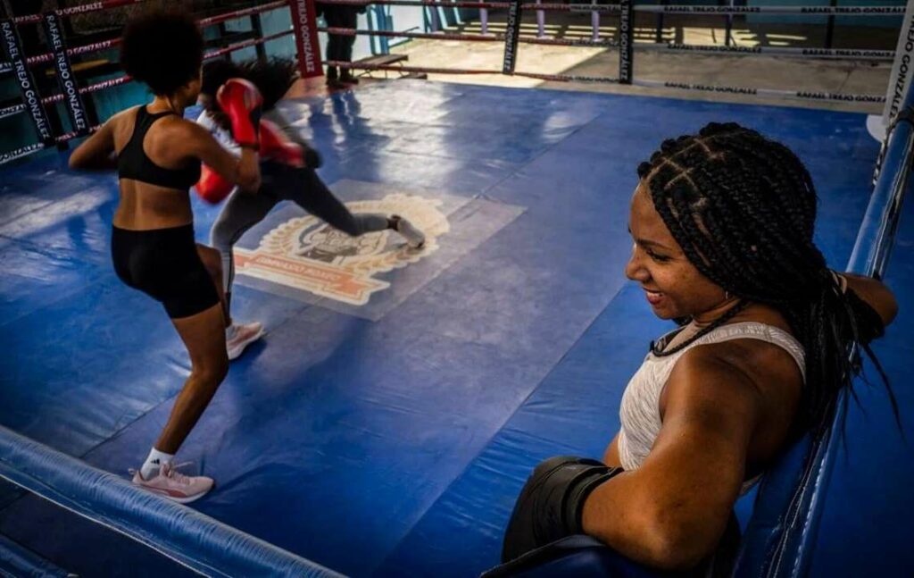 El Instituto Nacional de Deportes, Educación Física y Recreación (Inder) oficializó a principios de mes la práctica del boxeo entre mujeres. Foto: Ramón Espinosa/Ap/Archivo.