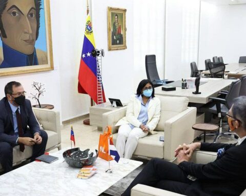 Delcy Rodríguez announced a meeting to reopen with the Netherlands Antilles