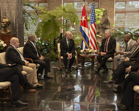 Díaz-Canel talks about improving relations with the US by receiving three congressmen related to the Cuban regime