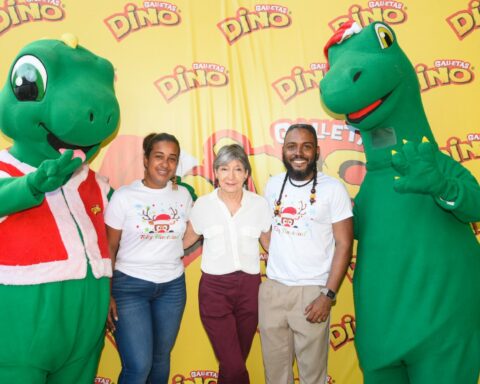 Betania Gómez, Elisabeth Puig y Frank Suero junto a las mascotas de Dino. FUENTE EXTERNA