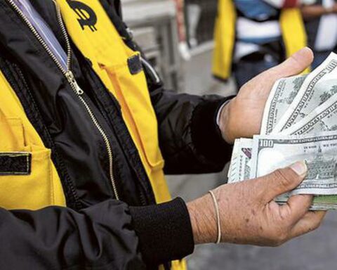 Dollar closes higher at S/ 3.84 amid protests in the country