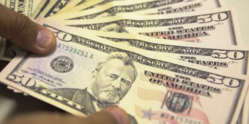 Dollar closes practically stable after interest rate hike in the US