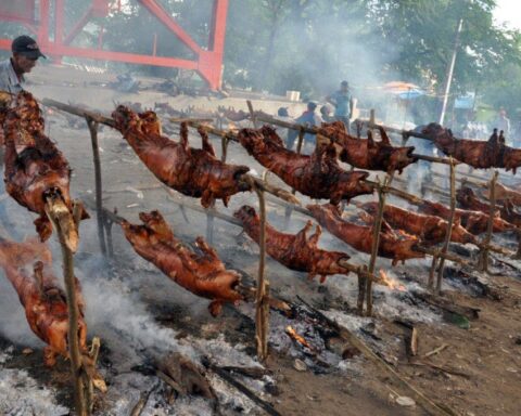 Dominicans stock up to celebrate Christmas Eve dinner.