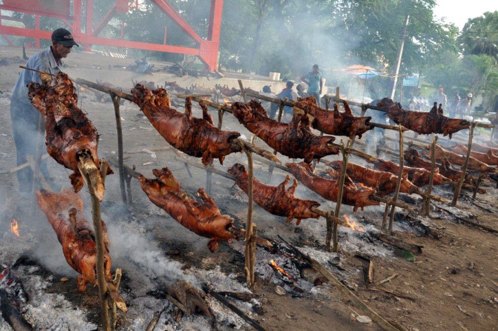 Dominicans stock up to celebrate Christmas Eve dinner.