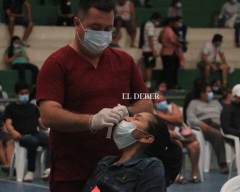 Eight deaths, the first of the 6th wave, and 1,746 new cases of Covid are registered in Santa Cruz