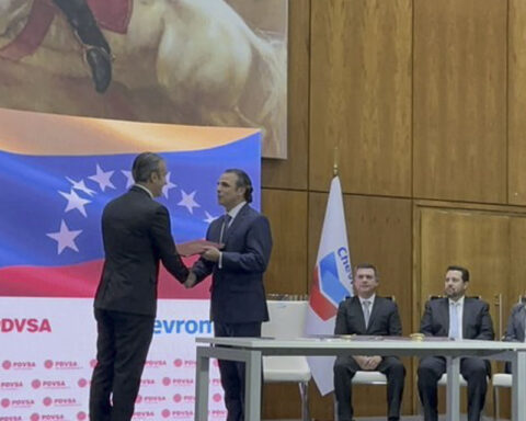 El Aissami forgot to explain the new agreements signed with Chevron