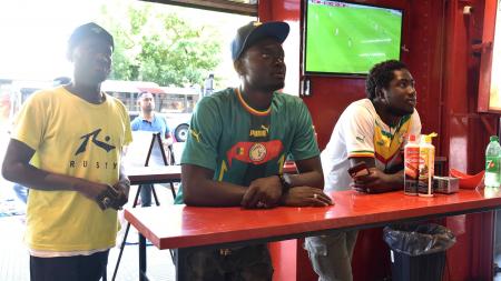 Emotion and nerves of the Senegalese, who followed the loss against England in Balvanera