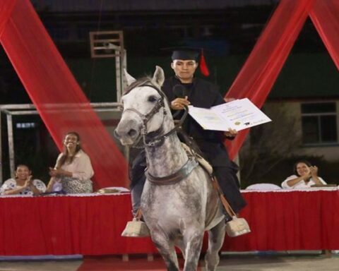 ¡Entrada épica! estudiante llegó a recibir el diploma de grado en su caballo